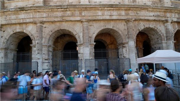 Wand im Kolosseum in Rom zerkratzt: Tourist identifiziert Das rund 2000 Jahre alte Kolosseum gehört zu den beliebtesten Touristenattraktionen in Italien und gilt als das Symbol Roms.