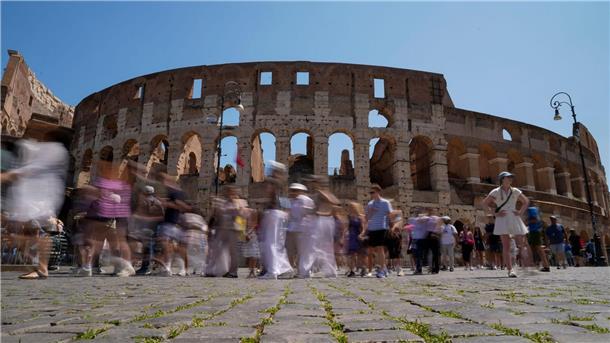Tourist kratzt Kolosseum an - und redet sich raus Das rund 2000 Jahre alte römische Wahrzeichen gehört zu den beliebtesten Touristenattraktionen in Italien und gilt als das Symbol der Ewigen Stadt.