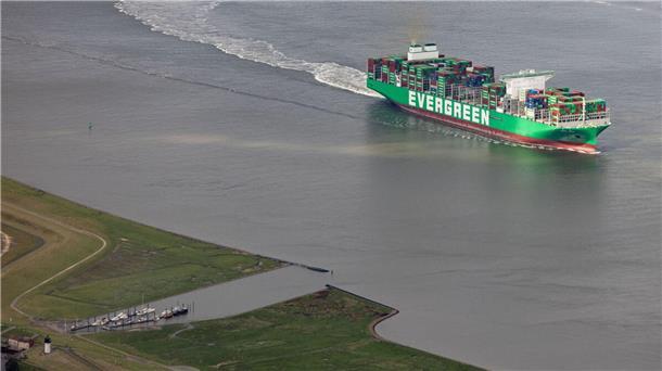 Warum die Elbvertiefung vor Cuxhaven nicht die erhofften Vorteile bringt Das rund 400 Meter lange Containerschiff „Ever Art“ der Reederei Evergreen passiert von der Nordsee aus kommend Altenbruch auf der Fahrt Richtung Hamburger Hafen. Umweltverbände fordern wegen geringer Nutzung der Wassertiefe infolge der jüngsten Elbvertiefung durch Containerschiffe Stopp der Baggerarbeiten.