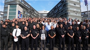 Das saarländische Innenministerium hatte die Polizeibehörden der anderen Länder und des Bundes eingeladen, sich der Gedenkminute anzuschließen. Hier zahlreiche Beamte vor dem Polizeipräsidium in Hamburg.