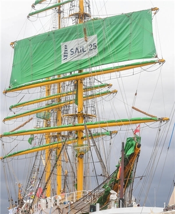 Das „Sail“-Logo auf dem Segel: Die „Alexander von Humboldt“ wirbt nun für das Windjammerfestival.
