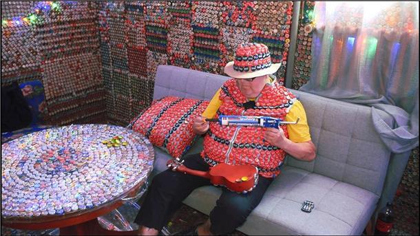Frührentner schmückt sein Haus mit 130.000 Kronkorken Das Sammel- und Klebeprojekt begann vor rund 15 Jahren.