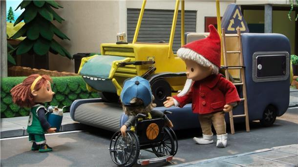 Das Sandmännchen mit den Kindern vor dem Recycling-Fahrzeug.