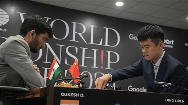 Das Schach-Duell zwischen Dommaraju Gukesh (l) und Ding Liren bleibt weiter spannend.