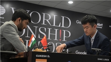 Das Schach-Duell zwischen Dommaraju Gukesh (l) und Ding Liren bleibt weiter spannend.