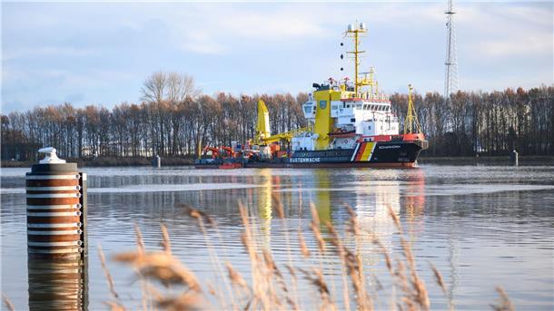 Das Schadstoffunfall-Bekämpfungsschiff Scharhörn fährt über das Wasser um das Öl aufzunehmen.