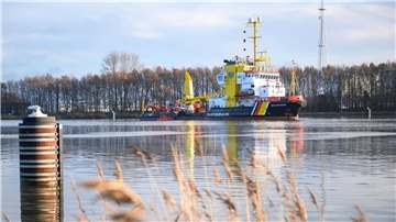 Das Schadstoffunfall-Bekämpfungsschiff Scharhörn fährt über das Wasser um das Öl aufzunehmen.