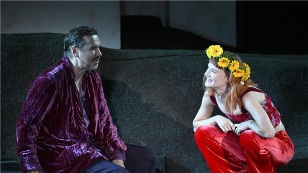 Salzburger Festspiele: Freundlicher Applaus für „Jedermann“ Das Schauspiel „Jedermann“ mit Michael Maertens (l) und Valerie Pachner wird im Rahmen der Salzburger Festspiele gezeigt.