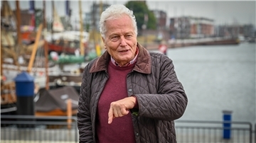 „Das Schiff passt hier wunderbar hin“: Claus Jäger ist Vorsitzender des Schulschiff-Vereins, dem die „Schulschiff Deutschland“ gehört. Der Segler könnte künftig im Neuen Hafen liegen. Foto Scheschonka