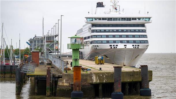 Norwegen-Fähre „Romantika“ wechselt von Cuxhaven nach Emden Das Schiff „Romantika“ liegt am Kai.