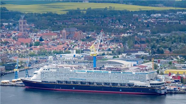 Kreuzfahrtschiff „Disney Adventure“ verlässt Schiffbauhalle Das Schiff wird für Urlauber in Asien unterwegs sein.
