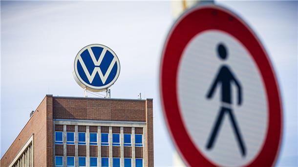 Volkswagen trennt sich von Personalvorstand Gunnar Kilian Das Schild am VW-Hauptsitz spiegelt symbolisch den unvermeidlichen Abgang von Personalvorstand Kilian wider.