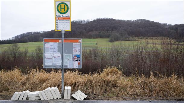 Das Schild einer Bushaltestelle ist mit einem Zettel mit der Aufschrift „Diese Haltestelle wird bis auf weiteres nicht bedient“ beklebt.