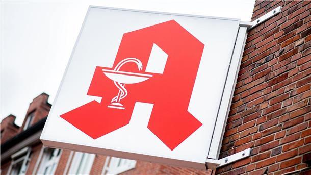 Das Schild für öffentliche Apotheken hängt an einer Hauswand in der Innenstadt von Emden.
