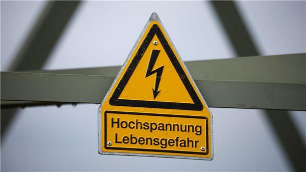 Das Schild „Hochspannung Lebensgefahr“ hängt an einem Strommast.