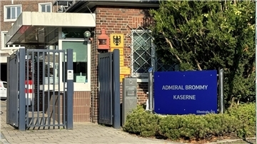 Das Schild ist schon da: Die Marineschule Bremerhaven hat jetzt einen neuen Namen.