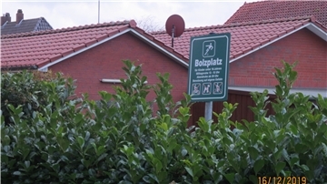 Das Schild steht jetzt am Zaun des Ehepaares Hoffsten.