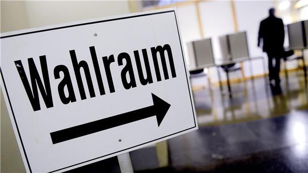 CDU in Niedersachsen vor der SPD: AfD legt zu Das Schild „Wahlraum“ steht im neuen Rathaus in Hannover (Niedersachsen) vor dem Raum zur Briefwahl bereit.