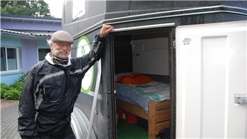 Das Schlafzimmer ist ein umgebauter Pferdeanhänger: Helmuth Kirch braucht nicht viel Platz auf seiner Tour von Bad Bederkesa in die Eifel.