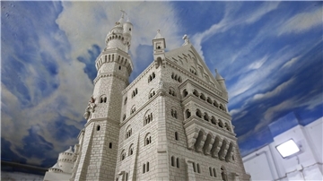 Das Schloss hat mehr als 500 Fenster sowie 800 Säulen und Türmchen.