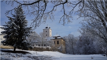 Das Schloss in Tschechien hätte auch Kulisse des Kult-Märchenfilms "Drei Nüsse für Aschenbrödel" sein können. Die Bremerhavener Besitzer sanieren es. Ein geplanter Weihnachtsmarkt musste aber abgesagt werden.