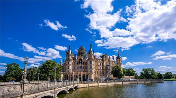 Das Schloss ist das Wahrzeichen von Schwerin. Die einstige Residenz der mecklenburgischen Herzöge soll Weltkulturerbe werden.