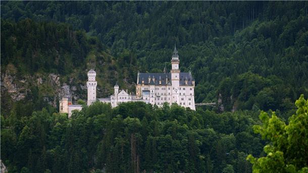 Das Schloss Neuschwanstein steht im Bundesland Bayern und ist weltberühmt. 