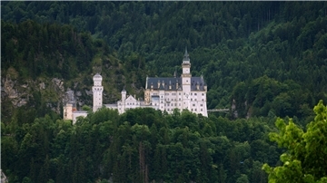 Das Schloss Neuschwanstein steht im Bundesland Bayern und ist weltberühmt. 