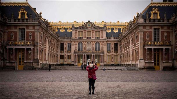 Frankreich: Louvre und Versailles zeitweise geräumt Das Schloss von Versailles wurde am Samstagnachmittag geräumt (Archivbild).