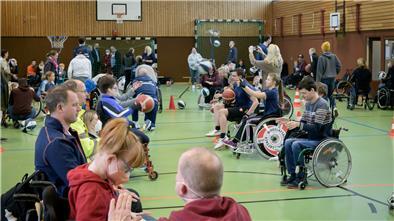 Das Schnuppertraining für Rollstuhlbasketball sorgte am Sonnabend in der Seeparkschule in Debstedt für eine volle Sporthalle.
