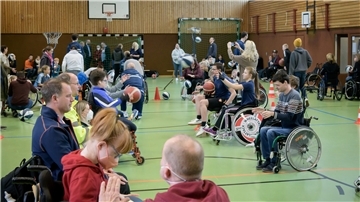 Das Schnuppertraining für Rollstuhlbasketball sorgte am Sonnabend in der Seeparkschule in Debstedt für eine volle Sporthalle.