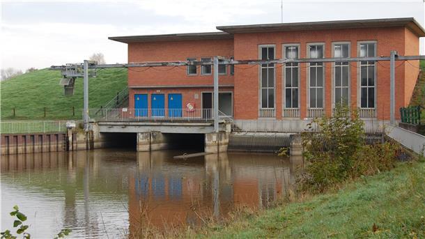 Das Schöpfwerk Käseburg ist eines der beiden Mündungsschöpfwerke, von dem aus die Braker Sielacht das Wasser in die Weser pumpt.