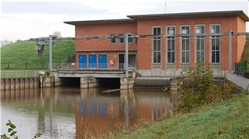 Das Schöpfwerk Käseburg ist eines der beiden Mündungsschöpfwerke, von dem aus die Braker Sielacht das Wasser in die Weser pumpt.