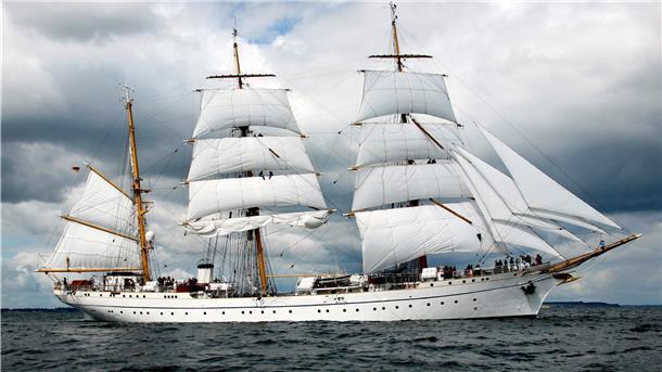 Das Schulschiff der Marine, die „Gorch Fock“, läuft vor der Sanierung unter Segeln über die Kieler Förde.