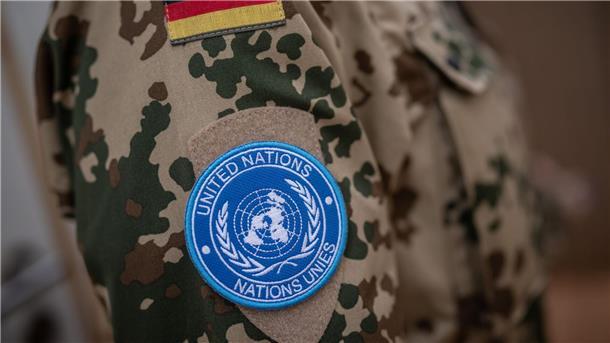Das Schulterabzeichen der Minusma-Friedensmission an der Uniform eines Bundeswehr-Soldaten im Camp Castor in Gao (Archivbild).