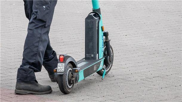 Das schwarze Nummernschild macht deutlich, dass die Versicherung Ende Februar abgelaufen ist. Die aktuellen Schilder sind blau. 