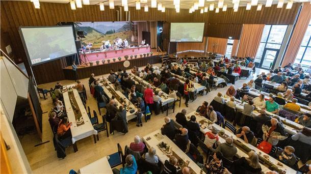 Sahne, Kirschen, Schokospäne: Schwarzwälder feiern Torte Das Schwarzwälder Kirschtortenfestival im Kurhaus von Todtnauberg zieht ein breites Publikum an.