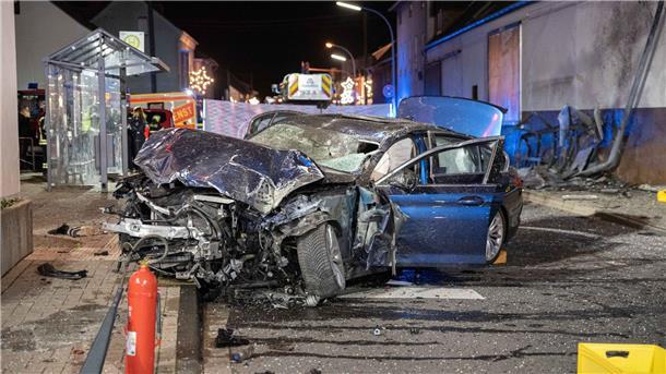 Das schwer beschädigte Fahrzeug an der Bushaltestelle in Niederkassel.