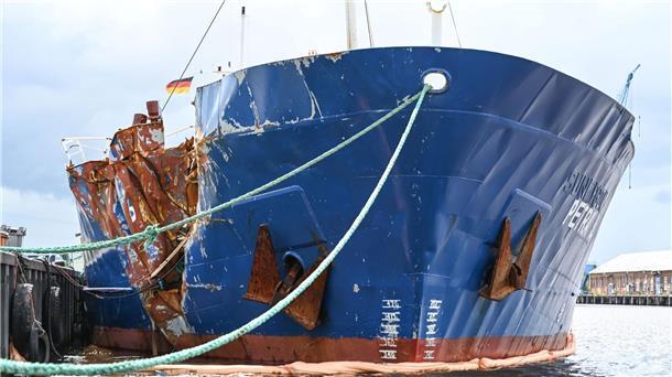 Behörde bestätigt Unfall von Frachter an Windkraftanlage Das schwer beschädigtes Küstenmotorschiff liegt vor einer Werft in Emden.