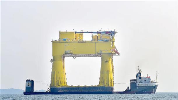 Hier wird das Herzstück der deutschen Energiewende um die halbe Welt gefahren Das Schwertransportschiff „Mighty Servant 1“ bringt die Offshore-Plattform von Singapur nach Norwegen. Anschließend wird sie in der Nordsee installiert.
