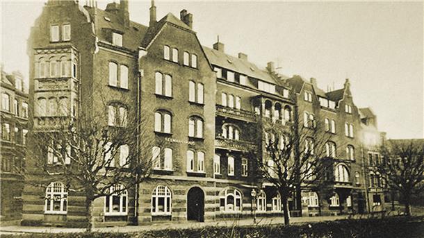 Ein Gebäudeensamble auf einem Schwarz-Weiß-Foto.