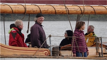 Das Segelschiff „Dagmar Aaen“ mit Polarforscher Arved Fuchs (2.v.l) fährt nach der Rückkehr von der Expedition auf der Elbe.