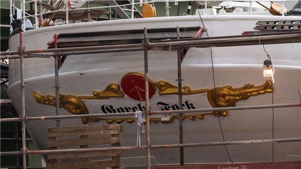Tag der offenen Tür auf Stralsunder Werft Das Segelschiff „Gorch Fock 1“ steht eingerüstet in der großen Schiffbauerhalle des Maritimen Industrie- und Gewerbeparks Volkswerft.