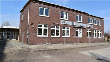 Das Grundschulgebäude in Schwei nach dem Dachstuhlbrand