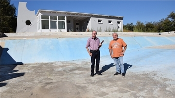 Das Selsinger Freibad ist nach wie vor eine Baustelle. Gemeindedirektor Gerhard Kahrs und Bürgermeister Bernd Schleßelmann stehen im leeren Becken, in dem ab September die neue Folie verlegt werden soll.