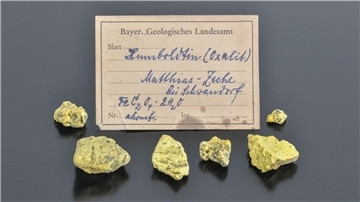 Das seltene Mineral Humboldtin besteht aus Kohlenstoff und Wasser und enthält gleichzeitig auch Eisen.
