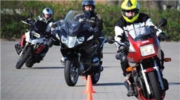 Das Sicherheitstraining absolvieren die Motorradfahrer auf ihren eigenen Maschinen.