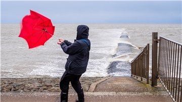 Das Siegerfoto zeigt ein allzubekanntes Bild: Ein Regenschirm, der dem starken Wind der Küste nicht standhalten kann.