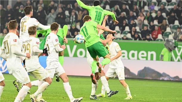 Abseits oder nicht? Kein Videobeweis bei 4:3-Tor möglich Das Siegtor für Wolfsburg: Jonas Wind (5.v.l) köpft in der Nachspielzeit das 4:3 gegen Mainz.