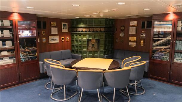 Das sieht man nicht alle Tage auf einem Schiff: Der Blaue Salon hat einen (elektrischen) Kachelofen mit Bundesadler.